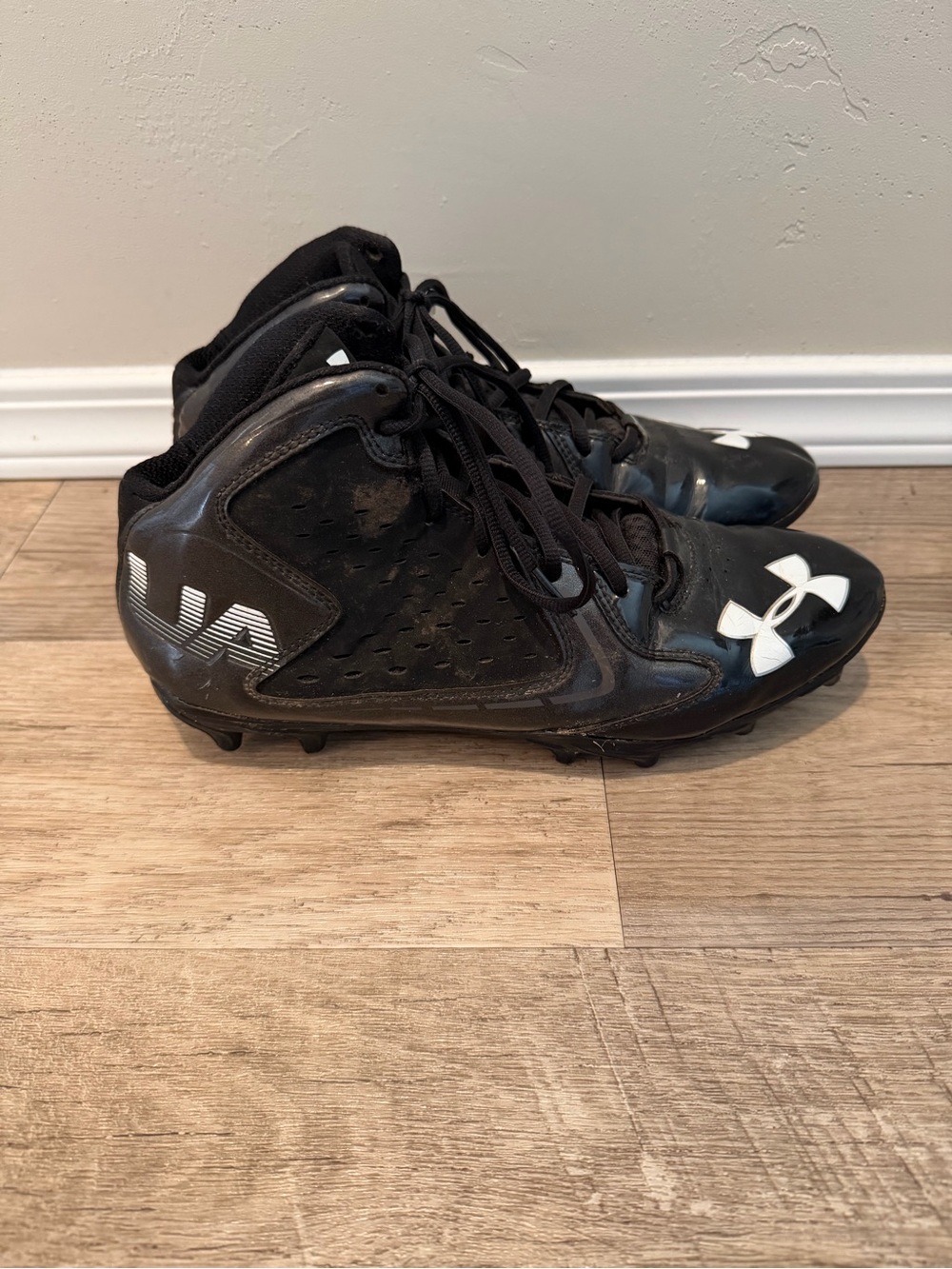 Under Armour Men’s Black & White Football Cleats